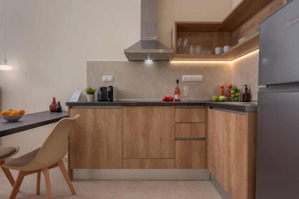 Coffee/tea facilities, Kitchen or kitchenette, stove