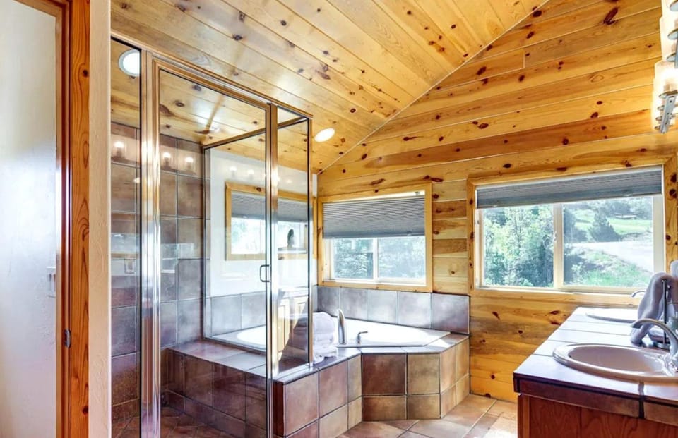 Spacious Pet-Friendly Cabin Retreat Near Bryce Canyon, Utah Cabin in Duck Creek Village