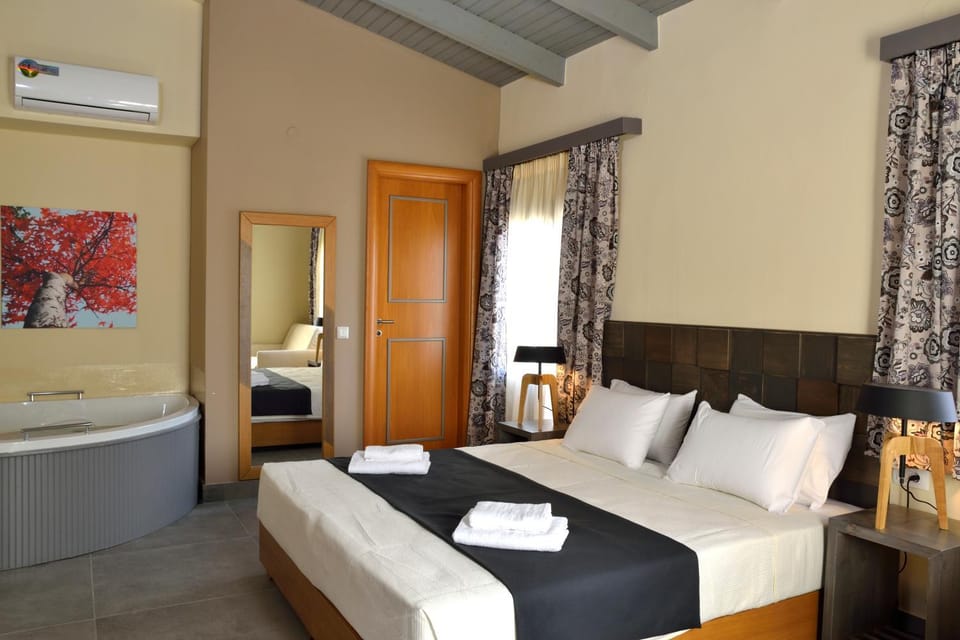 Bed, Day, Bathroom, Photo of the whole room, Photo of the whole room, Bedroom