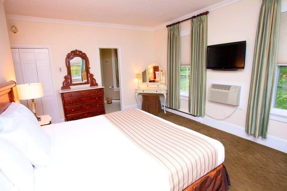 Delightful Suite Rentals for a Weekend Getaway near Mohawk State Forest, Connecticut House in Lakeville