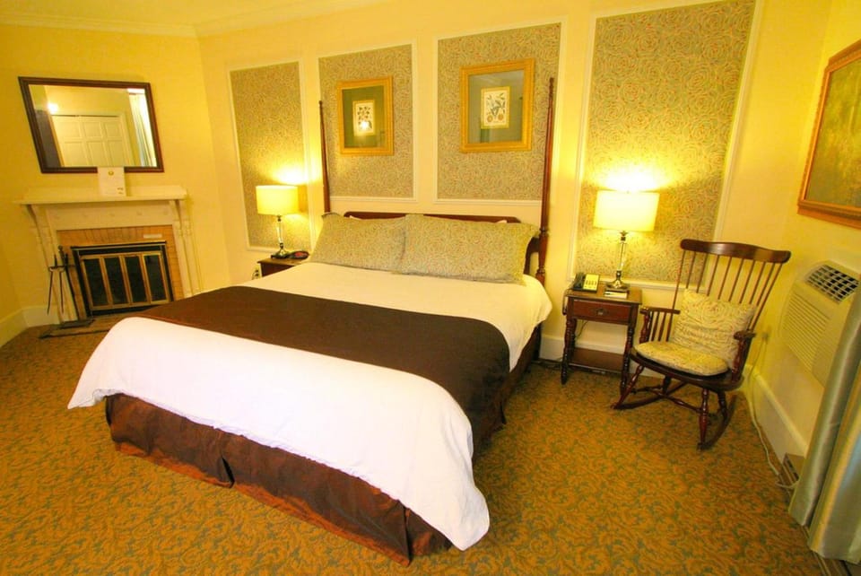 Delightful Suite Rentals for a Weekend Getaway near Mohawk State Forest, Connecticut House in Lakeville