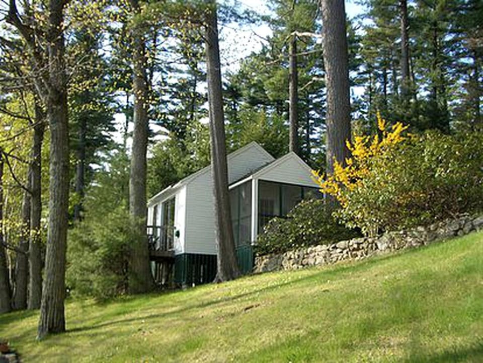 Lakefront Cottage Getaway with Lovely Views on Lake Winnipesaukee, New Hampshire House in Center Harbor