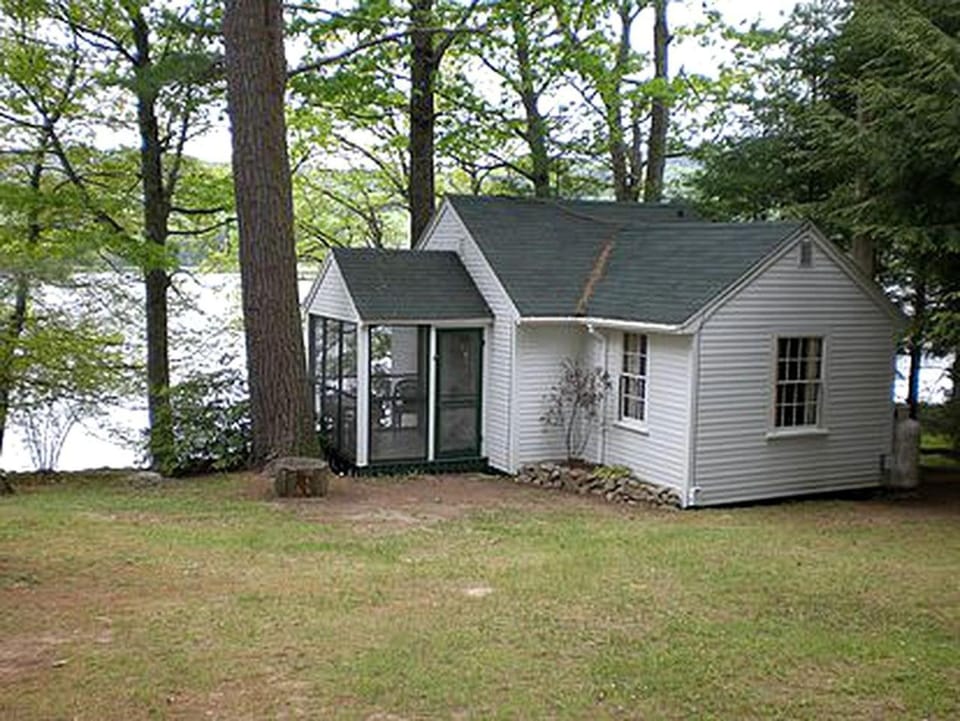 Lakefront Cottage Getaway with Lovely Views on Lake Winnipesaukee, New Hampshire House in Center Harbor