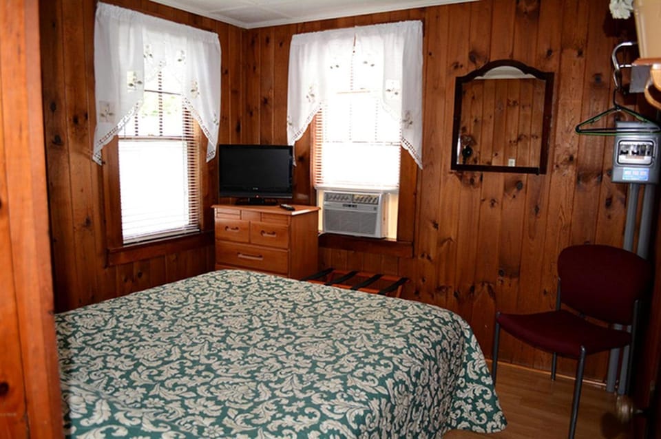 Charming Five-Person Cottage Rental near Lake Winnisquam, New Hampshire House in Laconia
