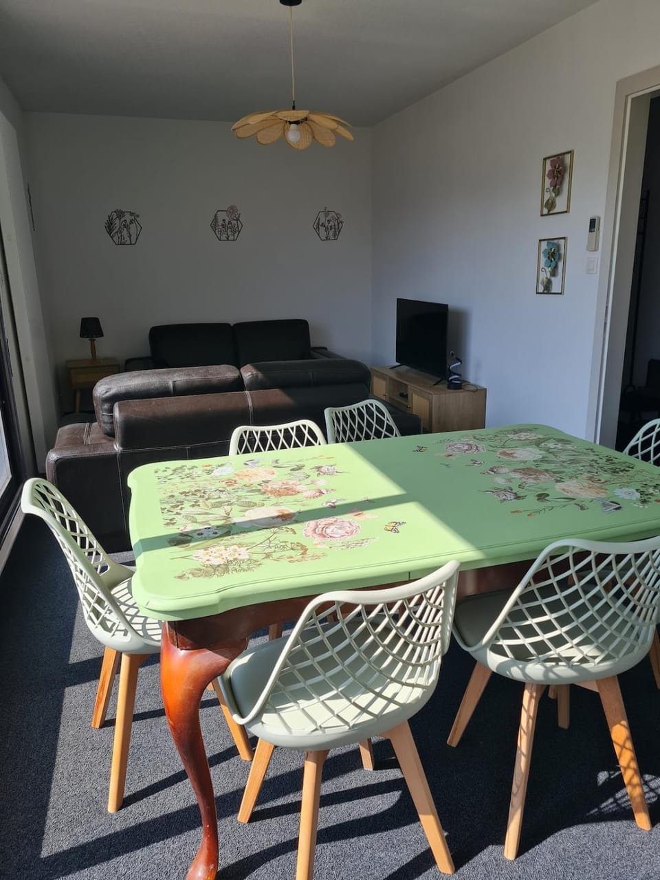 TV and multimedia, Living room, Seating area, Dining area