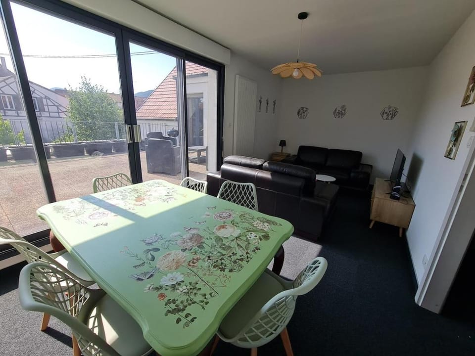 Living room, Seating area, Dining area