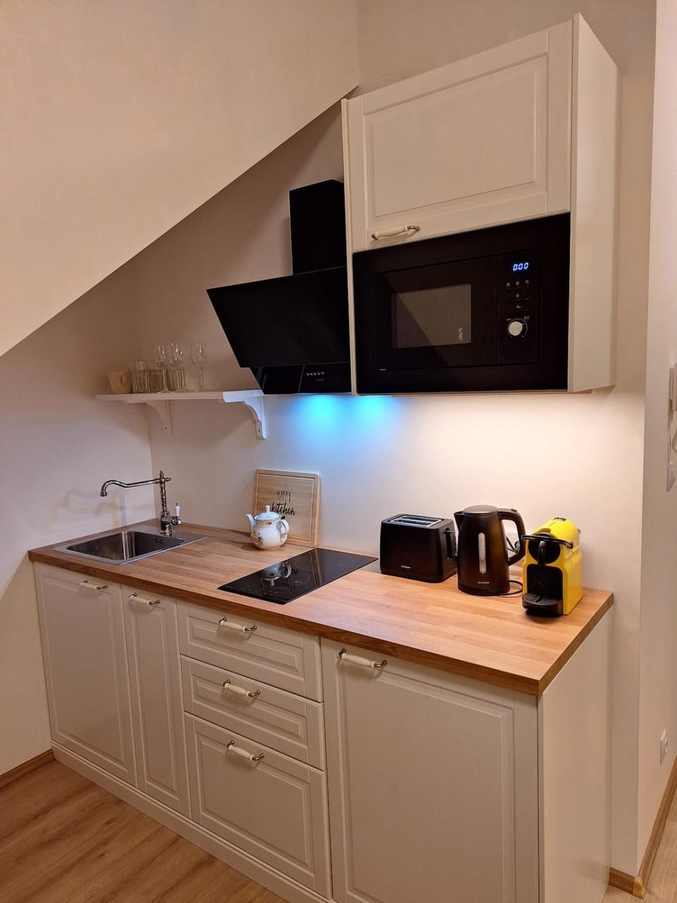 Coffee/tea facilities, Kitchen or kitchenette, stove, toaster