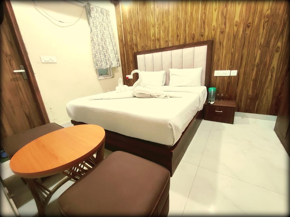 Bed, Photo of the whole room, Seating area, Bedroom