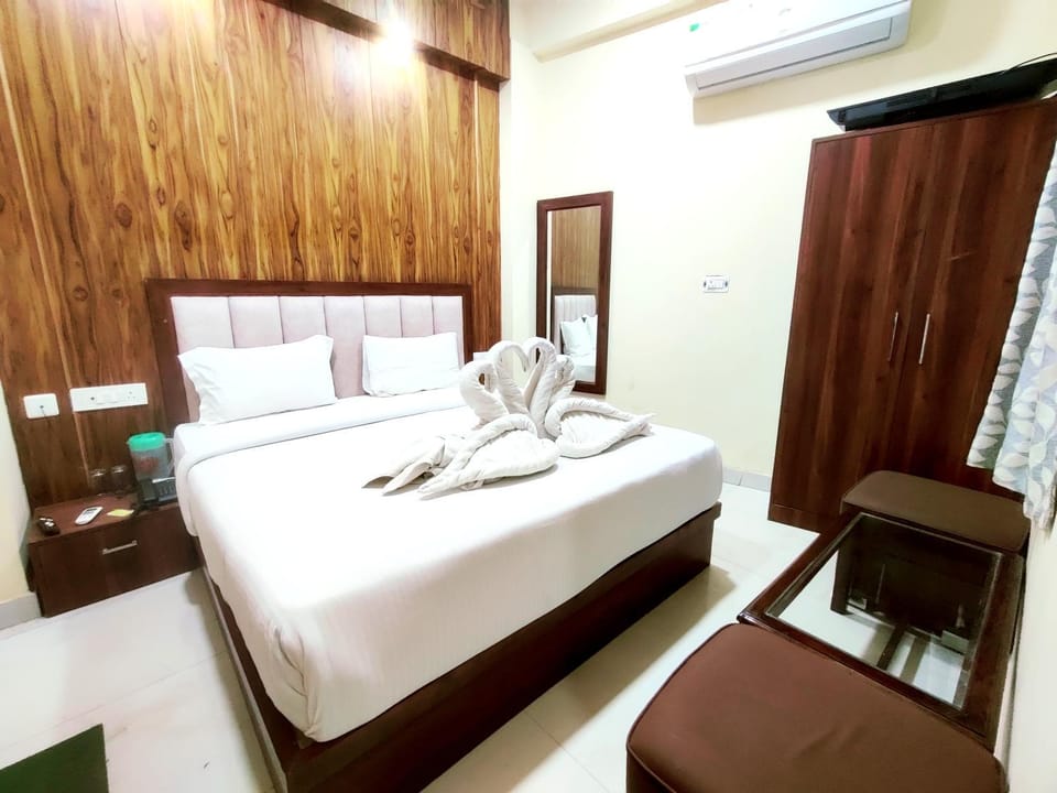 Bed, Photo of the whole room, Bedroom, towels, wardrobe, air conditioner