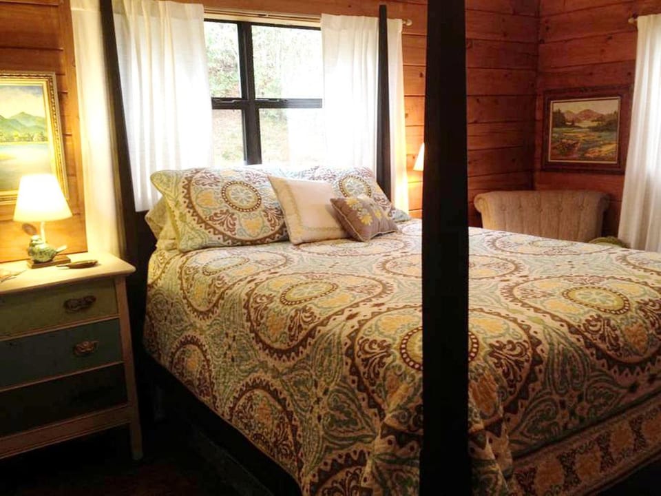 Cozy Log Cabin Getaway in the Woodlands near the Appalachian Trail in Georgia Cabin in Hiawassee