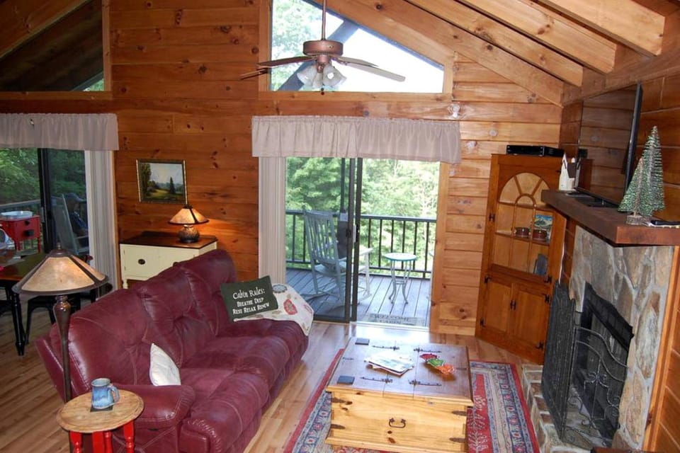 Cozy Log Cabin Getaway in the Woodlands near the Appalachian Trail in Georgia Cabin in Hiawassee