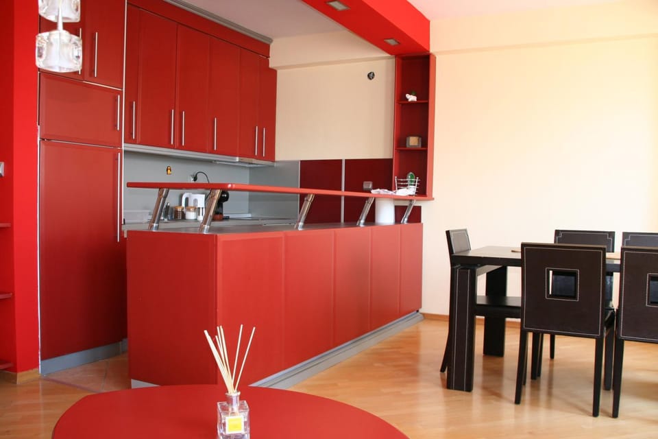 Kitchen or kitchenette, Dining area