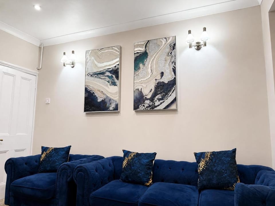 Central and Spacious 5 Bedroom 2 Bath House with Free Parking Perfect for Contractors and Big Groups House in Cardiff