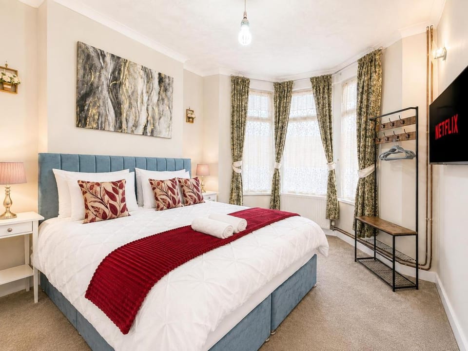 Central and Spacious 5 Bedroom 2 Bath House with Free Parking Perfect for Contractors and Big Groups House in Cardiff