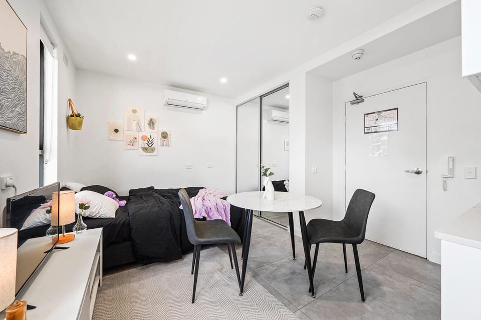 Modern & Spacious Studio Near Parramatta CBD Bed and Breakfast in Parramatta
