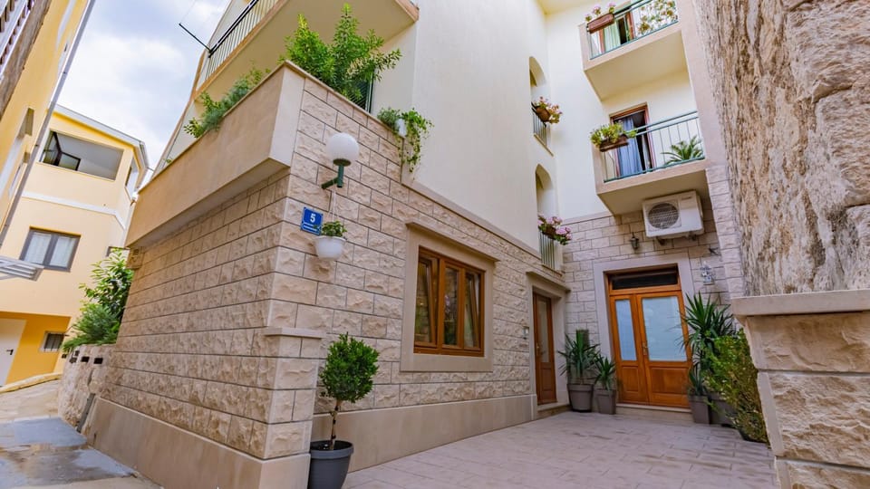 Property building, Day, Neighbourhood, Street view