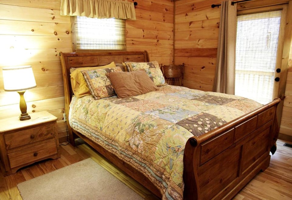 Secluded Cabin Rental with Hot Tub Overlooking Stunning Forest in Blue Ridge, Georgia Cabin in Blue Ridge