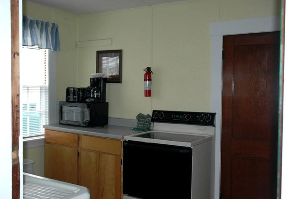 Spacious Cottage Rental Ideal for Group Getaway near Lake Winnipesaukee House in Laconia
