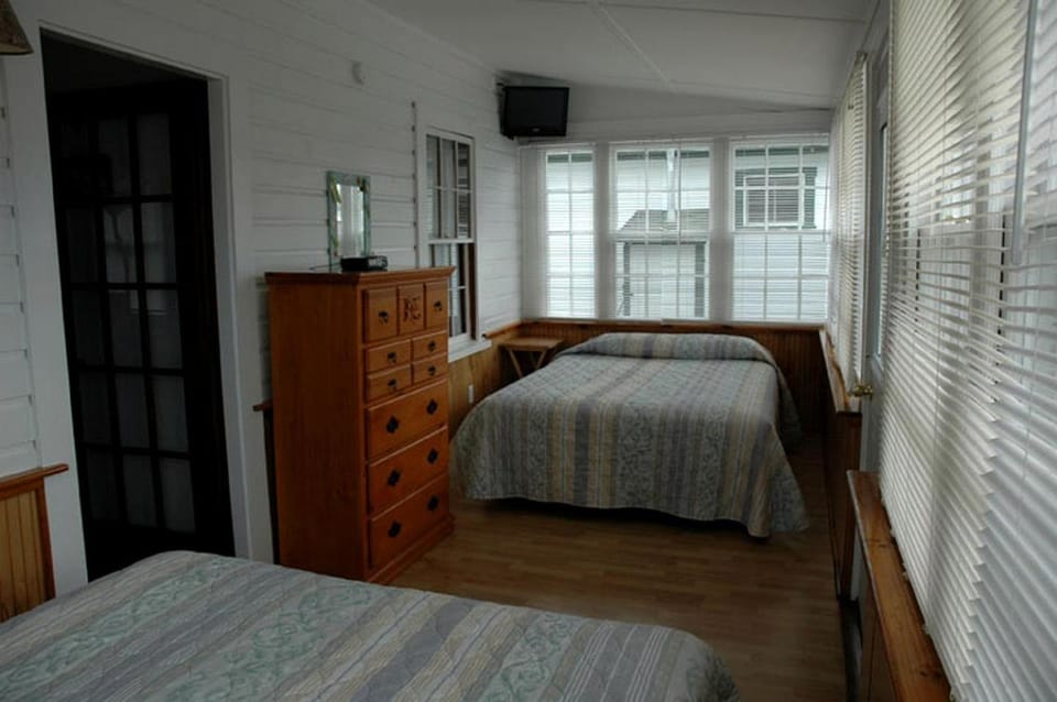 Spacious Cottage Rental Ideal for Group Getaway near Lake Winnipesaukee House in Laconia