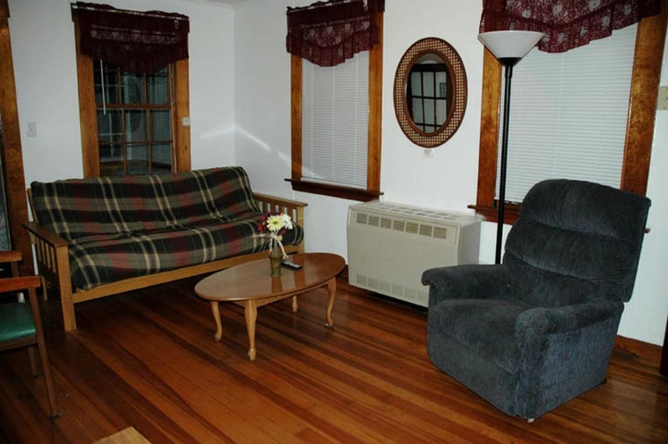 Spacious Cottage Rental Ideal for Group Getaway near Lake Winnipesaukee House in Laconia