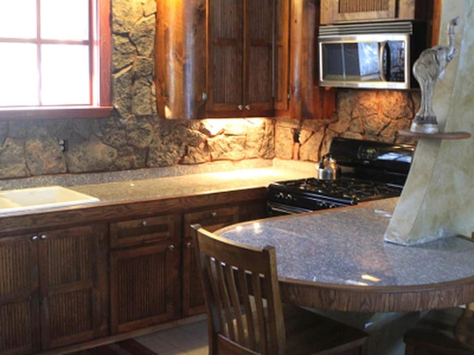 Delightful Cabin Rental for Romantic Getaway near Denali National Park, Alaska Cabin in Talkeetna