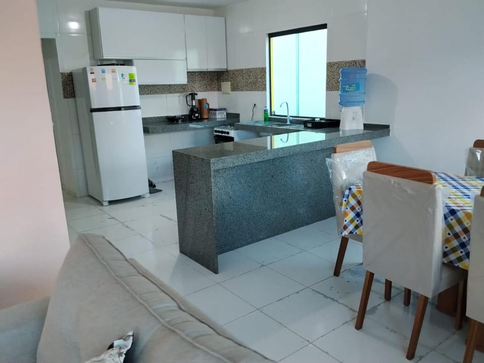 Kitchen or kitchenette, Dining area, minibar, oven, stove