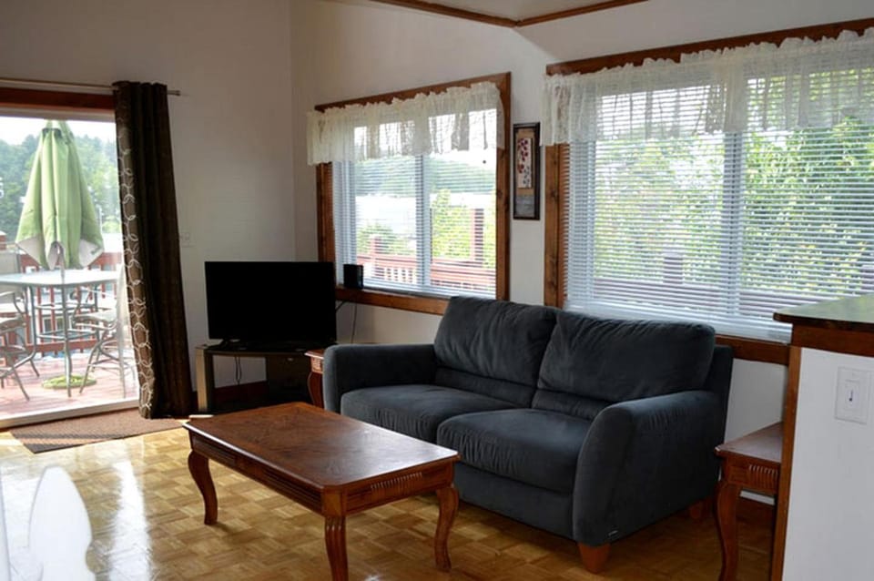 12-Person Cottage Rental with Spacious Balcony in White Mountains, New Hampshire House in Laconia