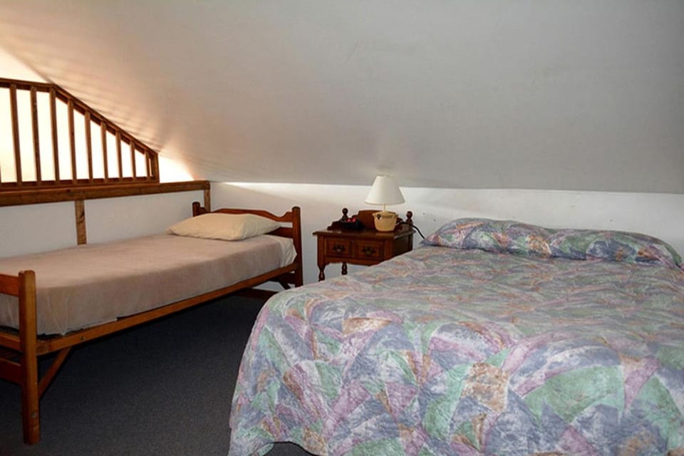 12-Person Cottage Rental with Spacious Balcony in White Mountains, New Hampshire House in Laconia
