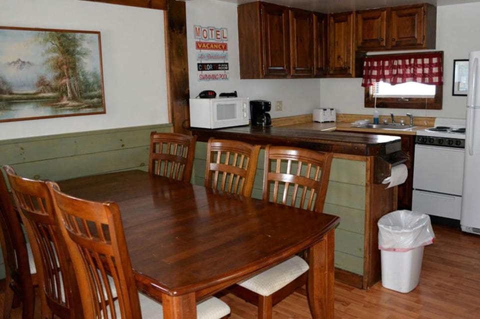 12-Person Cottage Rental with Spacious Balcony in White Mountains, New Hampshire House in Laconia