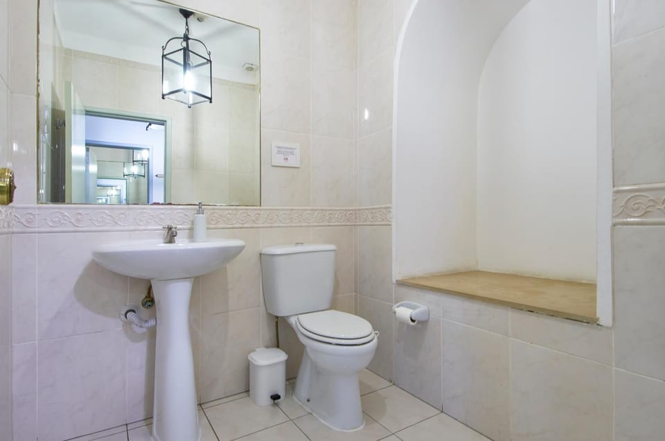 Toilet, Property building, Communal lounge/ TV room, Bathroom, Communal kitchen