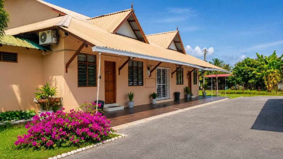 Property building, Day, Garden view, Street view