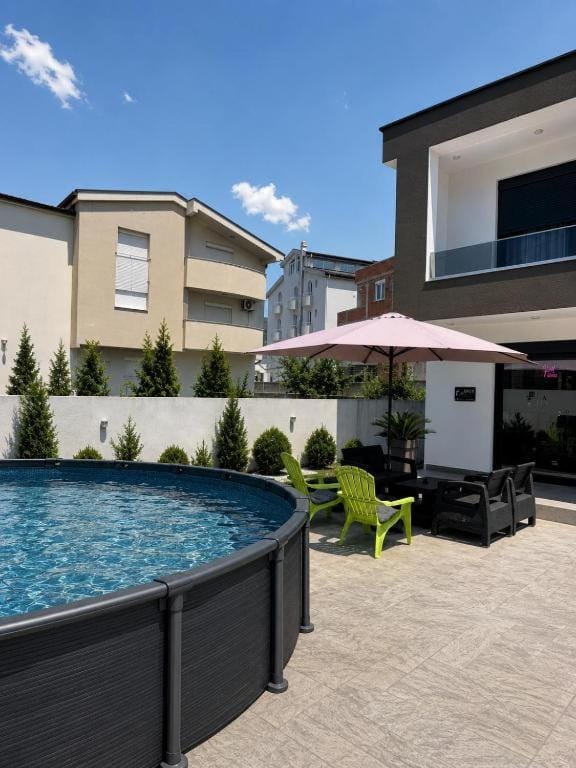 Property building, Patio, Day, Garden, Pool view, Swimming pool, sunbed