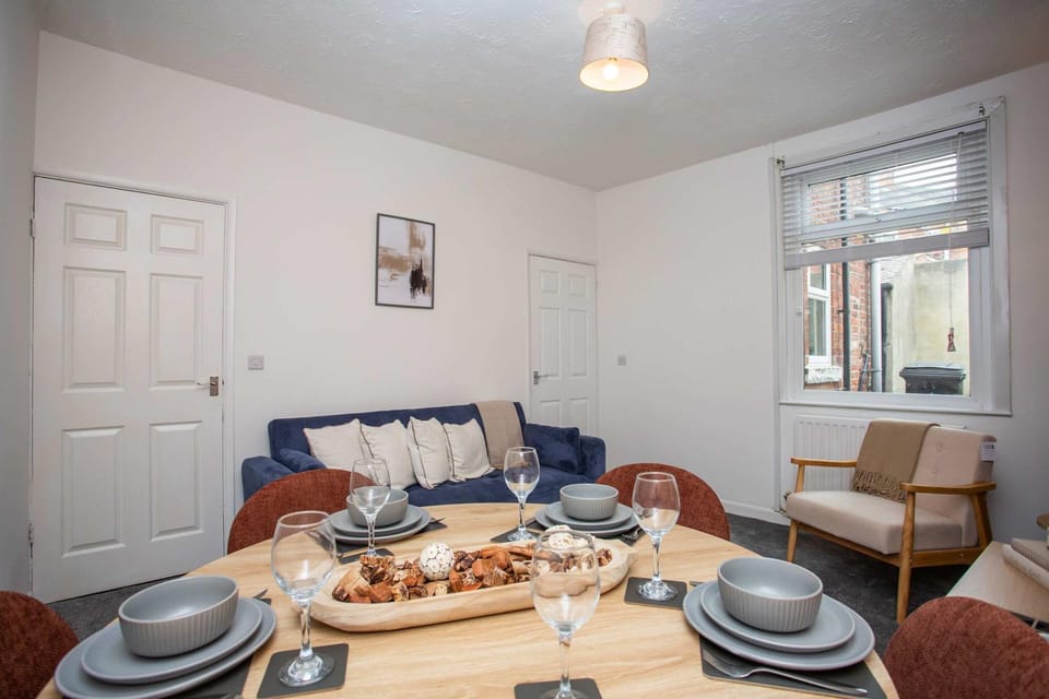 Vacant Nests Spacious 4BR Wi-Fi Contractors House in Darlington