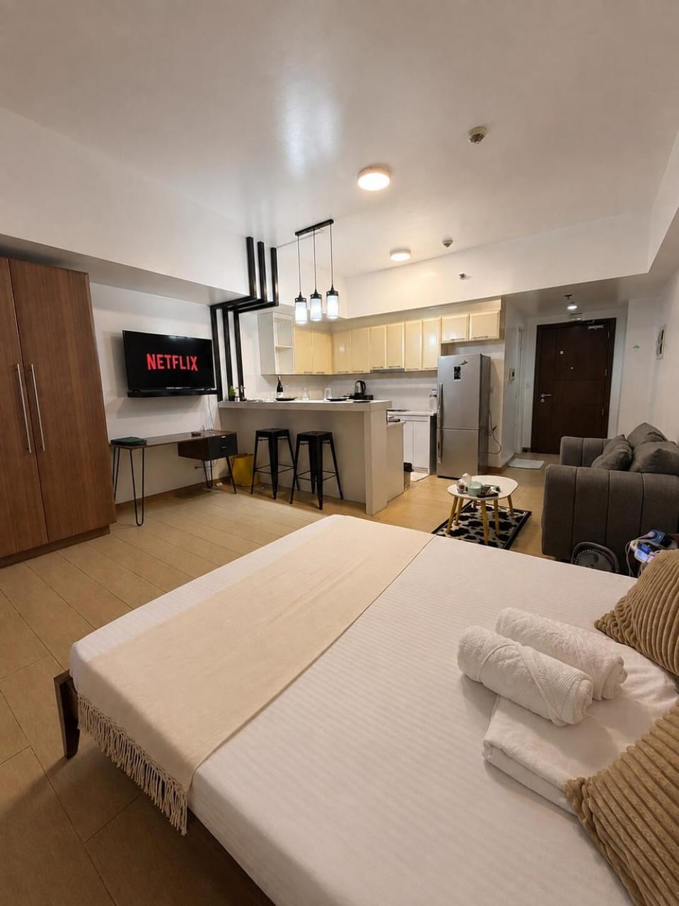 Luxury 1BR Apartment near BGC & Venice Mall Apartment in Makati