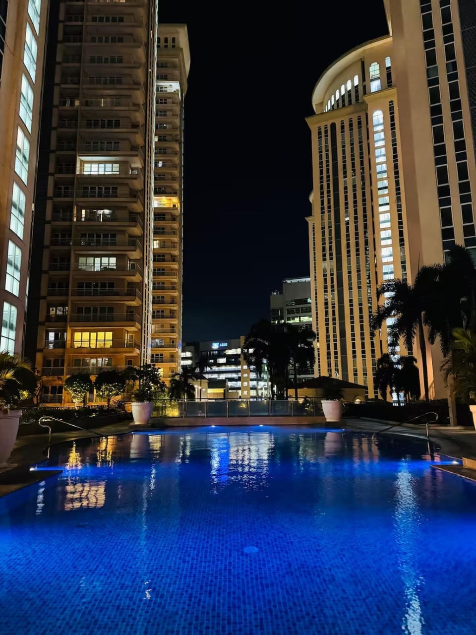 Luxury 1BR Apartment near BGC & Venice Mall Apartment in Makati