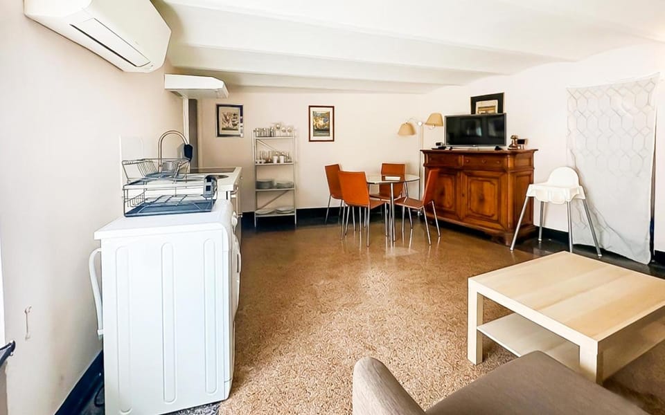 TV and multimedia, Kitchen or kitchenette, Living room, Seating area, Dining area, air conditioner