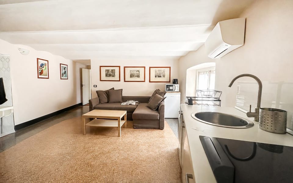 Kitchen or kitchenette, Seating area, stove