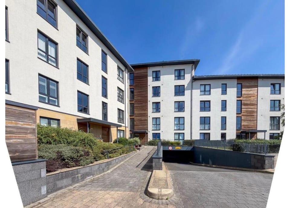 Luxury 2-Bed Beachfront Apartment on Portobello Promenade Apartment in Edinburgh