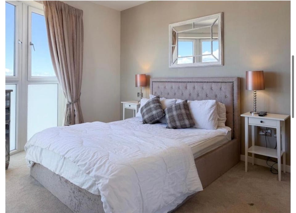 Luxury 2-Bed Beachfront Apartment on Portobello Promenade Apartment in Edinburgh