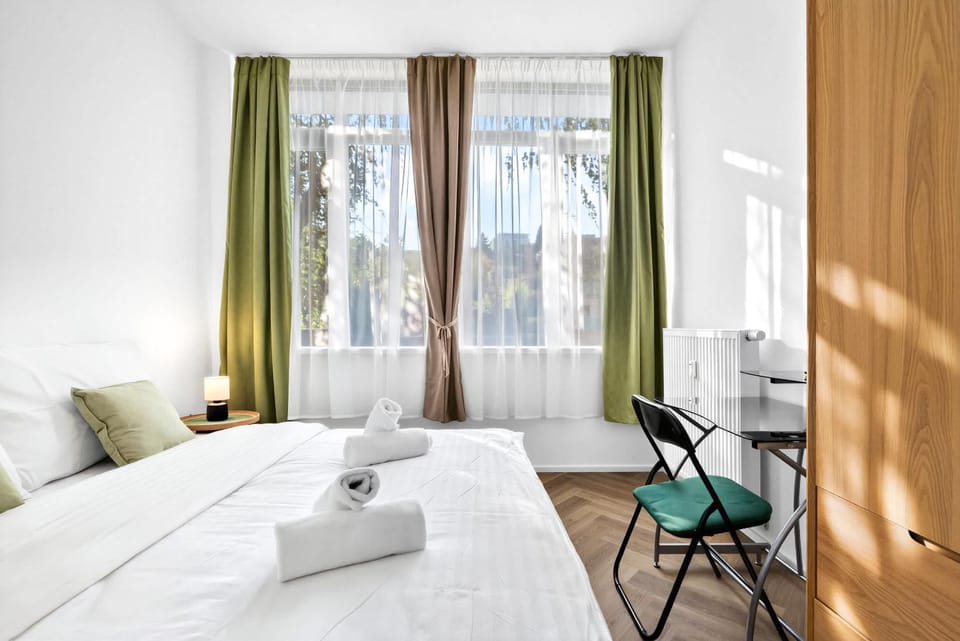 Bed, Photo of the whole room, Seating area, Bedroom, towels