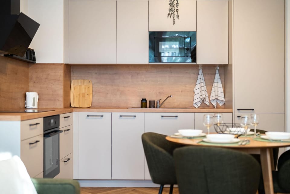 Coffee/tea facilities, Kitchen or kitchenette, Dining area, oven, stove