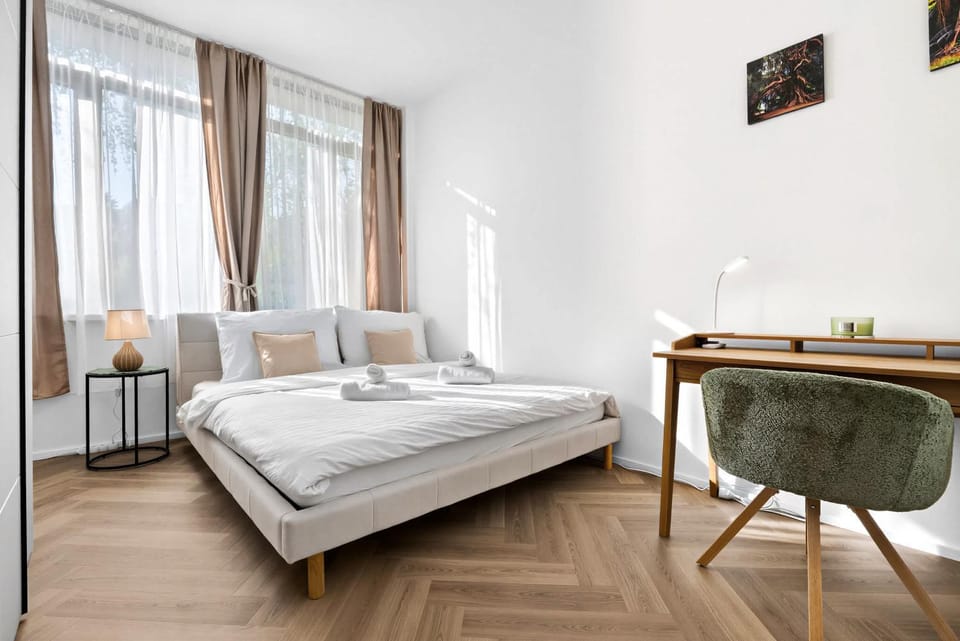 Bed, Photo of the whole room, Seating area, Bedroom, towels