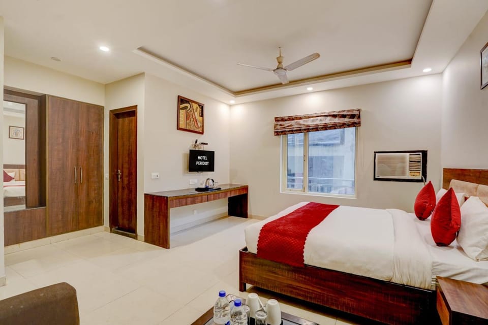Bed, TV and multimedia, Photo of the whole room, Bedroom, wardrobe, air conditioner
