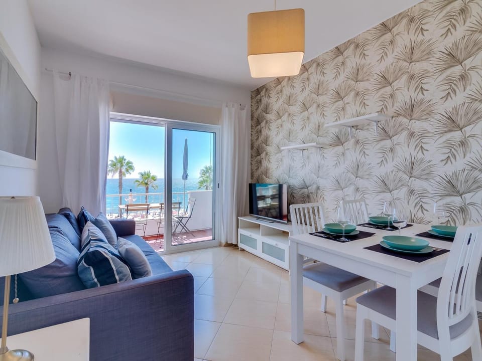 TV and multimedia, Living room, Seating area, Dining area, Evening entertainment