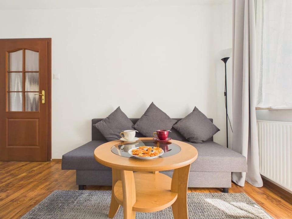 Food and drinks, Seating area, internet