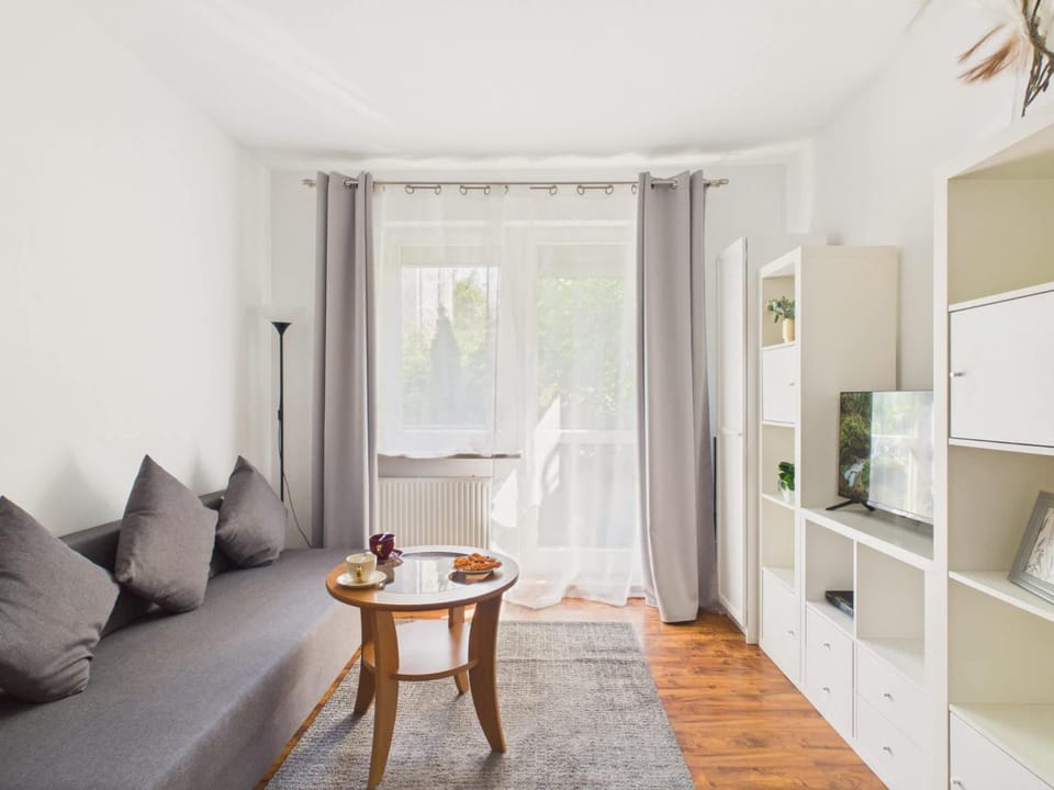 Bed, Living room, Photo of the whole room, Seating area