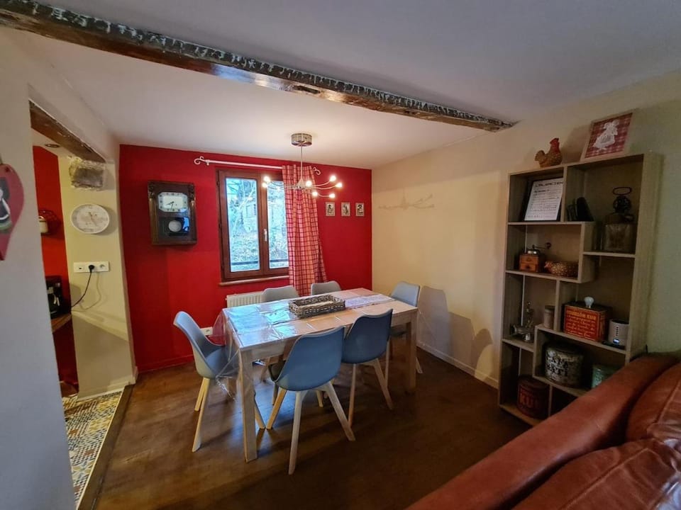 Kitchen or kitchenette, Seating area, Dining area