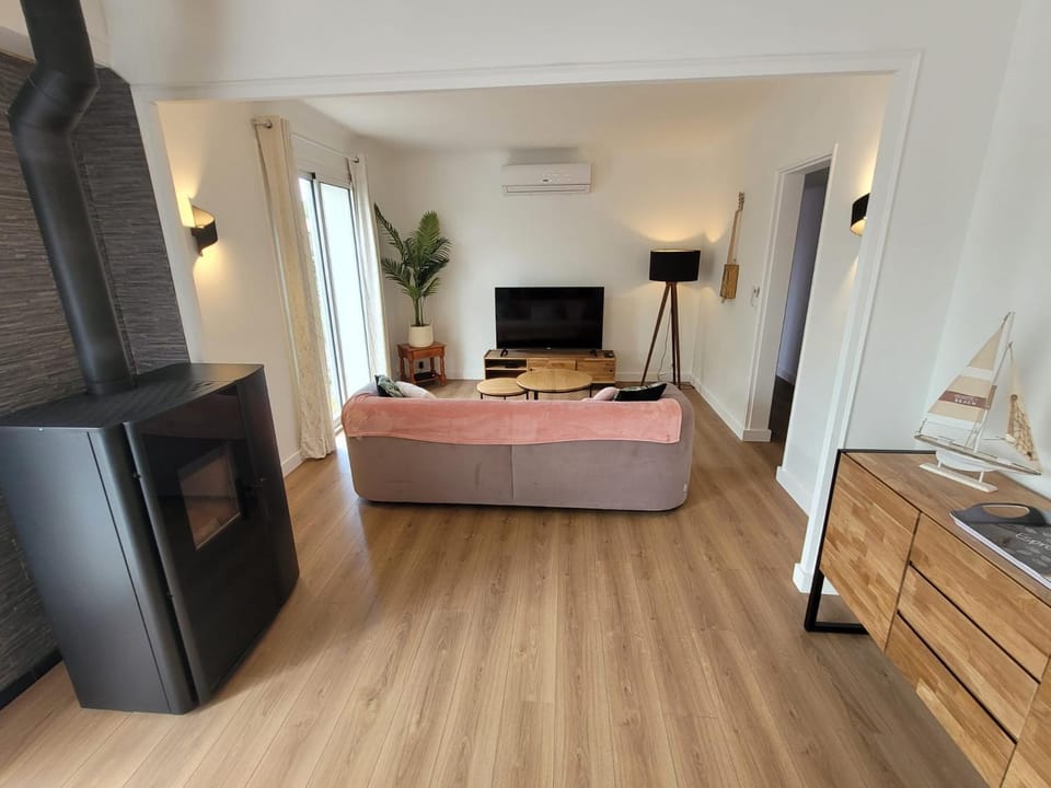 TV and multimedia, Living room, fireplace, heating, air conditioner