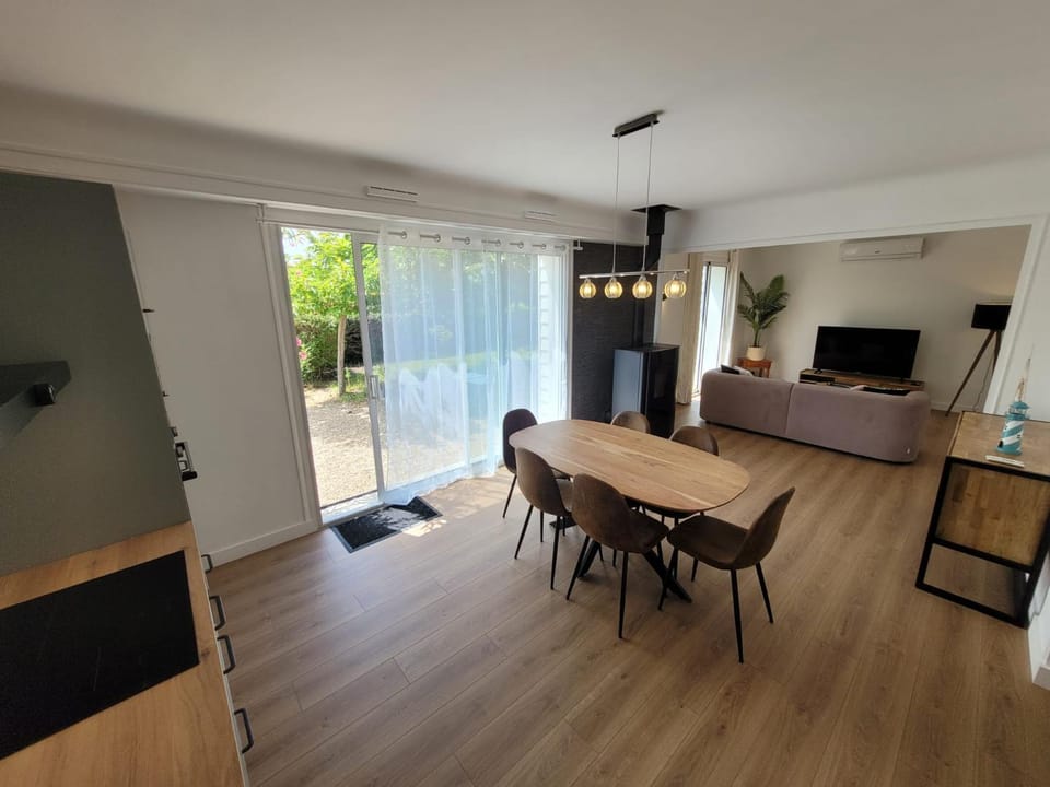 Communal lounge/ TV room, Garden view, Meals, fireplace, stove, kitchen