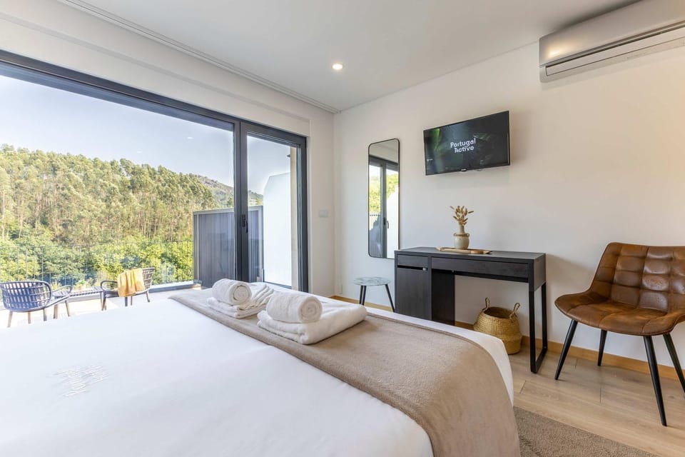 Bed, TV and multimedia, View (from property/room), Balcony/Terrace, Bedroom, air conditioner
